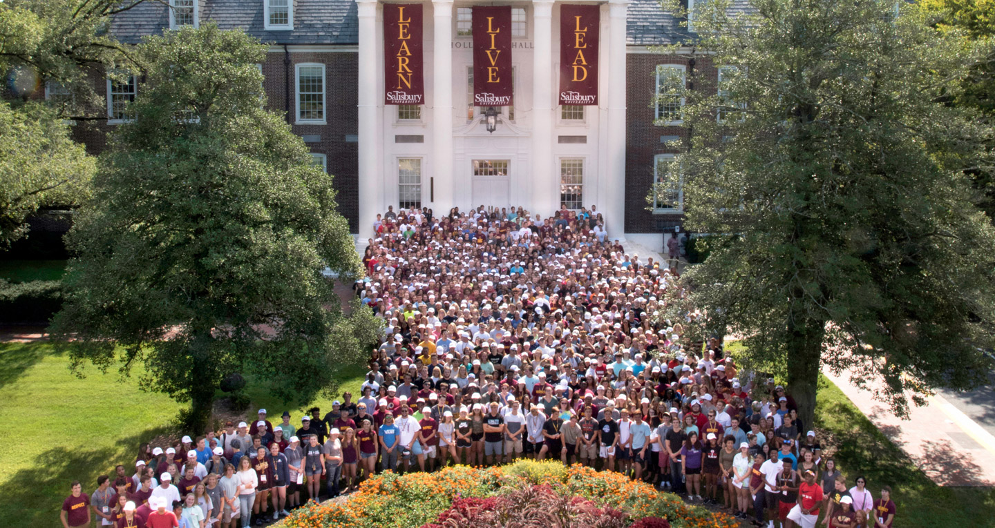 Class of 2022 in front of Holloway Hall
