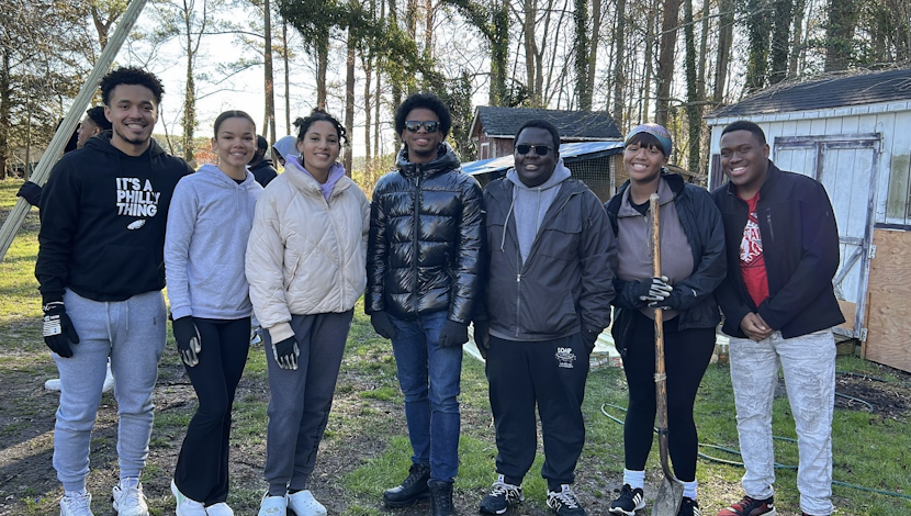 Sociology Front students volunteering 