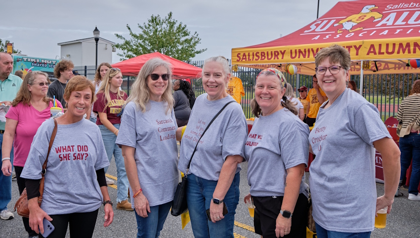 Su Alumni group photo at flock party